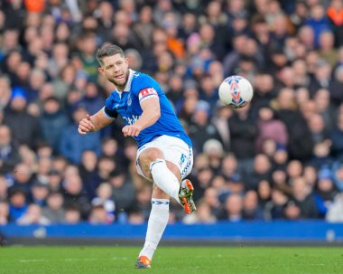 Everton 'dan James Tarkowski, 27 Ocak 202 tarihinde İngiltere' nin Liverpool kenti Goodison Park 'ta oynanan dördüncü tur Dünya Kupası karşılaşmasında topu geçiyor.