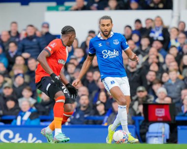 Everton 'dan Dominic Calvert-Lewin, 27 Ocak 2024 tarihinde İngiltere' nin Liverpool kentinde Goodison Park 'ta oynanan dördüncü tur Dünya Kupası karşılaşmasında topla öne geçti.