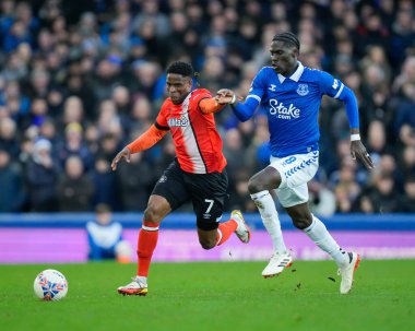 Luton Town 'dan Chiedozie Ogbene ve Everton' dan Amadou Onana... 28 Ocak 202 tarihinde Goodison Park, Liverpool 'da oynanan dördüncü tur müsabakasında...