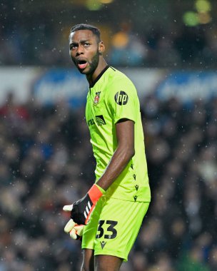 Wrexham 'dan Arthur Okonkwo, Wrexham' lı Andy Cannon 'ı 9 Ocak 202' de Ewood Park, Blackburn, Birleşik Krallık 'ta oynanan 4. Raundda oynanan Blackburn Rovers - Wrexham karşılaşmasında 0-1 Wrexham galibiyetini kutluyor.
