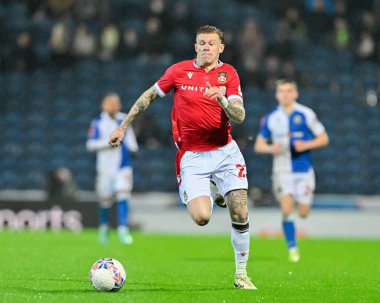 Wrexham 'dan James McClean, Birleşik Krallık' ın Blackburn kentinde oynanan dördüncü tur Blackburn Rovers - Wrexham karşılaşmasında topla ileri gidiyor.