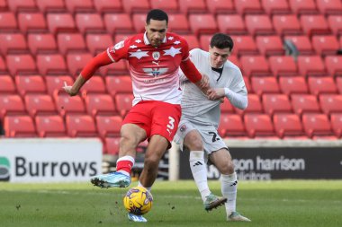 Barnsley 'den Jon Russell topu Exeter City' den Jack Aitchison 'ın 27 Ocak 202' de Oakwell, Barnsley, İngiltere 'de oynanan Sky Bet 1 maçı sırasında attığı pası atıyor.