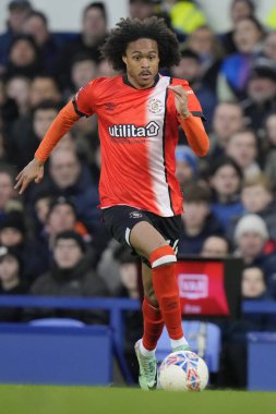 Luton Town takımından Tahith Chong, Birleşik Krallık 'ın Goodison Park kentinde oynanan dördüncü tur karşılaşmasında Everton, Luton Town' a karşı.