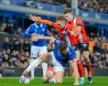 Everton 'dan James Tarkowski topu tutarken, Luton Town' dan Cauley Woodrow ve Luton Town 'dan Reece Burke' ün baskısı altında, Birleşik King Liverpool 'un Goodison Park kentinde oynanan Liverpool' da oynanan 4.