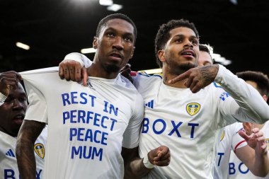 Leeds United 'dan Jaidon Anthony, Georgina Rutter ile yaptığı golü kutluyor ve annesinin dört rauntluk Lig maçında annesine yazdığı mesajı açıyor.