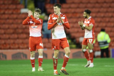 Barnsley 'li Mal de Gevigney, 27 Ocak 2024' te İngiltere 'nin Oakwell kentinde oynanan Sky Bet 1 maçında Barnsley - Exeter City maçında 1-2 kaybettikten sonra ev sahibi taraftarları alkışlıyor.