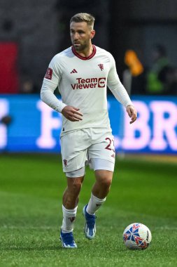 Manchester United takımından Luke Shaw, Birleşik Krallık 'ın Newport şehrinde oynanan ve 28 Ocak 202 tarihinde oynanan dördüncü tur müsabaka Newport County - Manchester United maçında topa vuruyor.