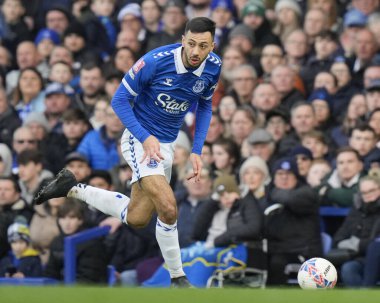 Everton 'dan Dwight McNeil, Birleşik Krallık' ın Liverpool eyaletinin Goodison Park kentinde oynanan dördüncü tur müsabakasında Everton 'a karşı Luton Town' u yendi.
