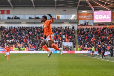 Blackpool 'dan Karamoko Dembl, 27 Ocak 2024' te Bloomfield Road, Blackpool 'da oynanan Blackpool - Charlton Atletizm maçında 1-0 berabere kalma hedefini kutluyor.
