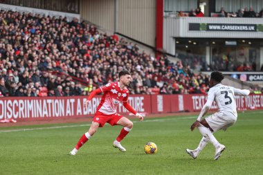Barnsley 'den Corey O' Keeffe topu bırakıyor. Exeter City 'den Vincent Harper, 27 Ocak 202' de Oakwell, Barnsley, İngiltere 'de oynanan Sky Bet 1 maçı sırasında onu takip ediyor.