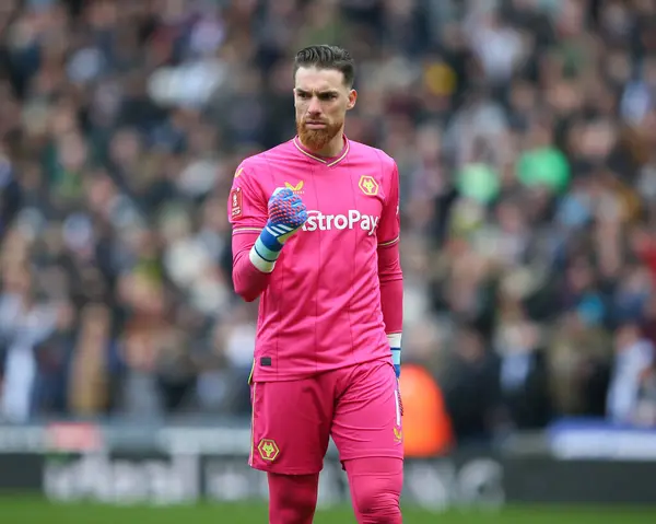 Wolverhampton Wanderers 'dan Jos S, Birleşik Krallık' ın Hawthorns, West Bromwich, West Bromwich Wanderers takımında Batı Bromwich Albion 'a karşı oynanan dördüncü tur karşılaşmasında, Wolverhampton Wanderers' dan Pedro Neto 'nun 0-1 kazanmasını kutluyor.