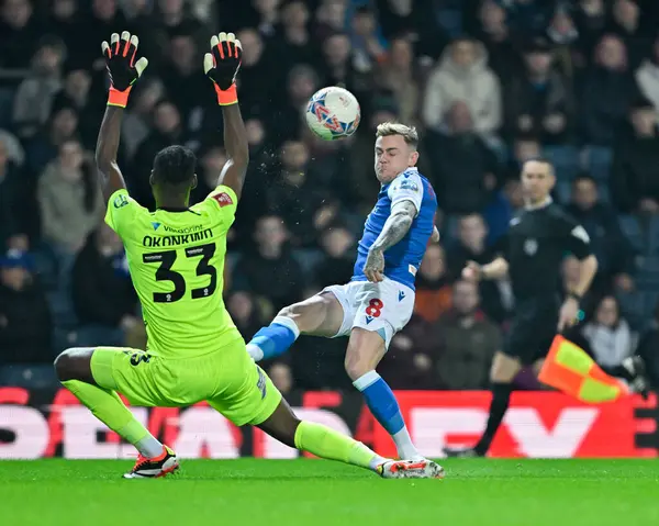 Blackburn Rovers takımından Sammie Szmodics, Birleşik Krallık 'ın Blackburn kentinde oynanan ve Blackburn Park' a karşı oynanan 4.