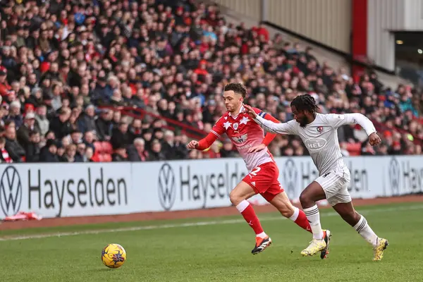 Barnsley 'den Jordan Williams topu alıyor ve Exeter City' den Dion Rankine 27 Ocak 202 'de Oakwell, Barnsley, İngiltere' de oynanan Sky Bet 1 karşılaşmasında onu takip ediyor.