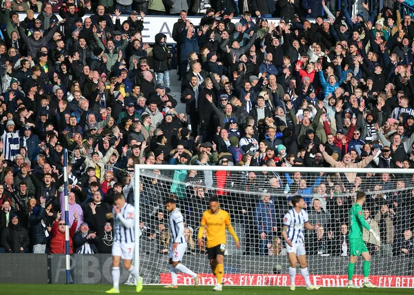 West Bromwich Albion, 28 Ocak 202 'de Birleşik Krallık' ın Hawthorns kentinde oynanan dördüncü tur karşılaşmasında Wolverhampton Wanderers ile Batı Bromwich Albion karşılaşmasında Wolverhampton Wanderers 'ın Wolverhampton maçında Wolverhampton Wanderers takımının gol şansı için Wolverhampton Wanderers' dan Matheus Cunha 'ya tepki gösterdi.