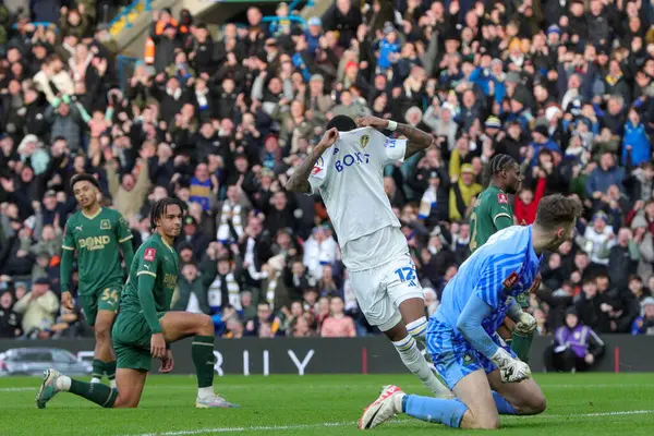 Leeds United takımından Jaidon Anthony, 27 Ocak 2024 tarihinde Leeds, Birleşik Krallık 'ta oynanan dördüncü tur müsabakasında annesine verdiği mesajla tişörtünü çıkardı ve golünü kutladı.