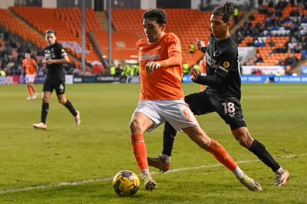 Blackpool 'dan Kyle Joseph, 21 Ocak 202' de Bloomfield Road, Blackpool 'da oynanan Blackpool - Charlton Atletizm maçında topa vuruyor.