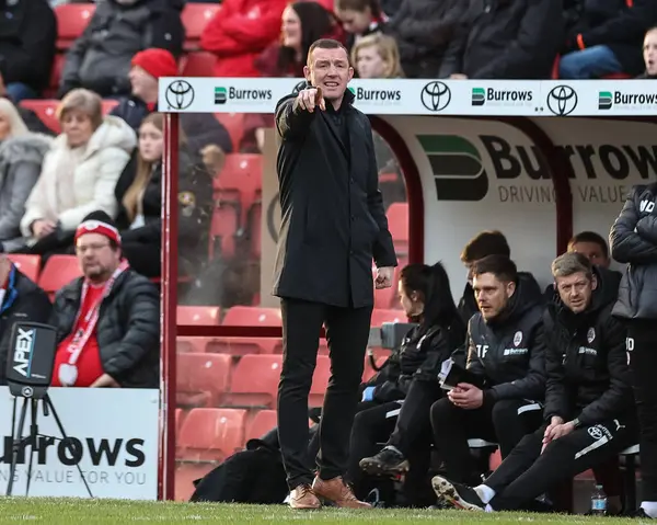 Neill Collins Barnsley 'in baş antrenörü takımına Sky Bet 1 maçında Oakwell, Barnsley' e karşı Exeter City maçında talimatlar veriyor.