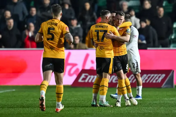 Newport County 'den Bryn Morris, 28 Ocak 202' de İngiltere 'nin Newport kentinde oynanan dördüncü tur müsabaka Newport County - Manchester United karşılaşmasında 1-2' lik galibiyetini kutluyor.