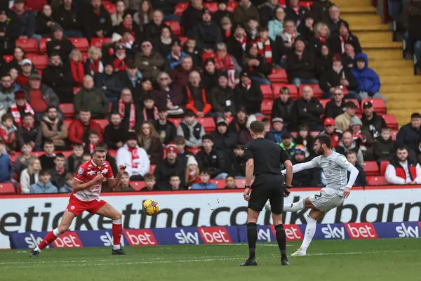 Exeter City 'den Reece Cole, 27 Ocak 202' de İngiltere 'nin Oakwell kentinde oynanan Sky Bet 1 maçında Barnsley - Exeter City maçında 0-2 berabere kaldı.