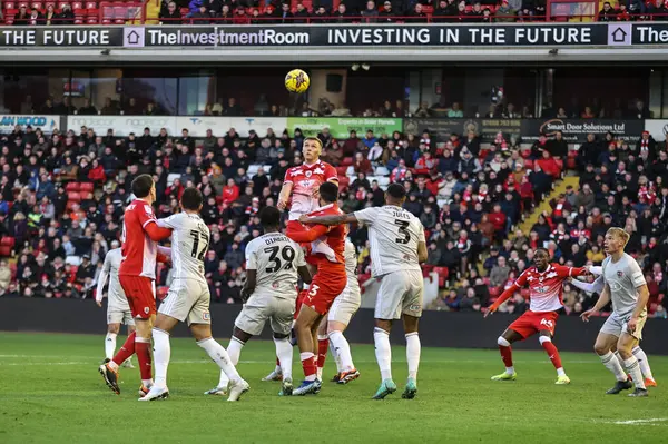 Barnsley 'den Jack Shepherd 27 Ocak 202' de İngiltere 'nin Oakwell kentinde oynanan Sky Bet 1 karşılaşmasında kaleye doğru ilerliyor.