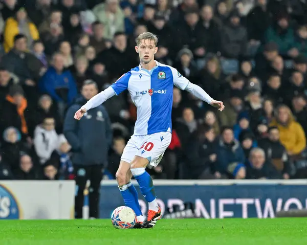 Blackburn Rovers takımından Jake Garrett, Birleşik Krallık 'ın Blackburn kentinde oynanan dördüncü tur Blackburn Rovers - Wrexham karşılaşmasında topla ileri doğru ilerliyor.