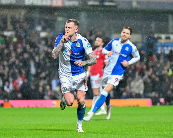 Blackburn Rovers 'dan Sammie Szmodics, 21 Ocak 202' de Ewood Park, Blackburn, Birleşik Krallık 'ta oynanan 4. Round karşılaşmasında Blackburn Rovers - Wrexham maçında Blackburn' ü 3-1 yenme hedefini kutluyor.