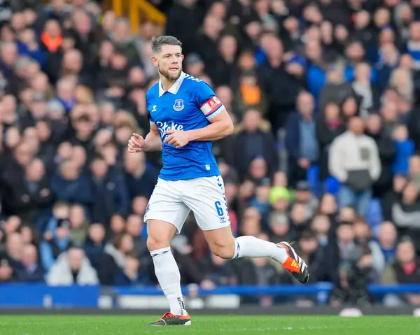 Everton 'dan James Tarkowski, Birleşik Krallık' ın Liverpool kenti Goodison Park 'ta oynanan dördüncü tur müsabakasında Everton, Luton Town' a karşı.