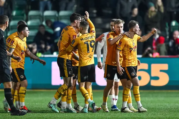 Newport County 'den Bryn Morris, 28 Ocak 202' de İngiltere 'nin Newport kentinde oynanan dördüncü tur müsabaka Newport County - Manchester United karşılaşmasında 1-2' lik galibiyetini kutluyor.