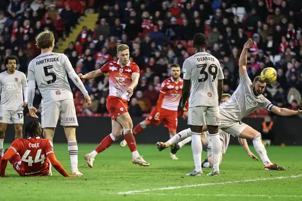 Barnsley 'den Sam Cosgrove, 27 Ocak 202' de İngiltere 'nin Oakwell kentinde oynanan Sky Bet 1 maçında gol vuruşu yaptı.