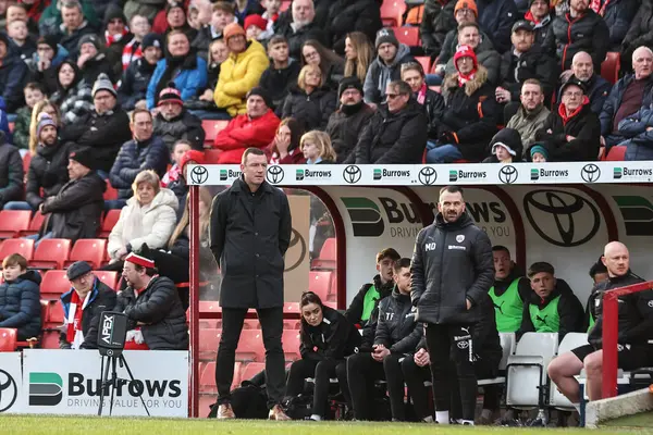 Neill Collins Barnsley 'in baş antrenörü 27 Ocak 202' de İngiltere 'nin Oakwell kentinde oynanan Sky Bet 1 maçında Barnsley' e karşı Exeter City maçına bakıyor.