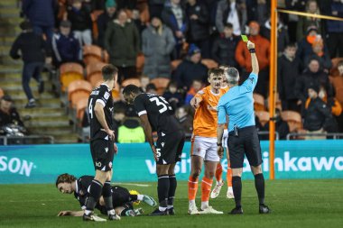 Hakem Seb Stockbridge, Bolton Wanderers takımından Jn Dai Bvarsson 'a Bloomfield Road' da oynanan Bristol Street Motors Kupası çeyrek final maçı sırasında faul yapan Blackpool Bolton Wanderers 'a karşı sarı kart verdi.