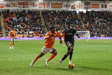 Blackpool 'dan Karamoko Dembl, 30 Ocak 2024' te Bloomfield Road, Blackpool, İngiltere 'de oynanan Bristol Street Motors Kupa Çeyrek Final Maçı' nda Bolton Wanderers 'a karşı Bolpool Kupası' ndan Nathaniel Ogbeta 'nın izlediği topla mola verdi.