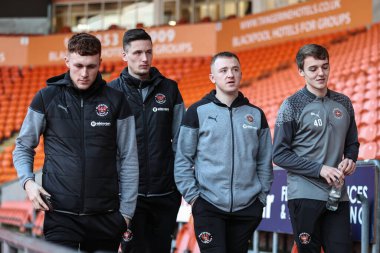 Blackpool 'dan Sonny Carey Blackpool' dan Oliver Casey Blackpool 'dan Shayne Lavery ve Blackpool' dan Dannen Francis, Bloomfield Road, Blackpool, Birleşik Kingd 'daki Blackpool Bolton Wanderers' a karşı oynanan Bristol Street Motors Kupası final maçı sırasında geldiler.