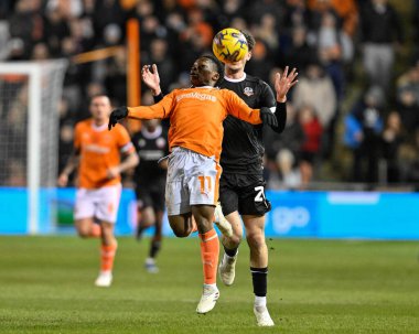 Blackpool 'dan Karamoko Dembl ve Bolton' dan Calvin Ramsay, 30 Ocak 2024 'te Bloomfield Road, Blackpool' da oynanan Bristol Street Motors Kupası çeyrek final maçında