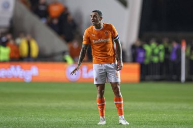 Blackpool 'dan Oliver Norburn, 30 Ocak 202' de Bloomfield Road, Blackpool, İngiltere 'de oynanan Blackpool-Bolton Wanderers maçında takımına talimat verdi.