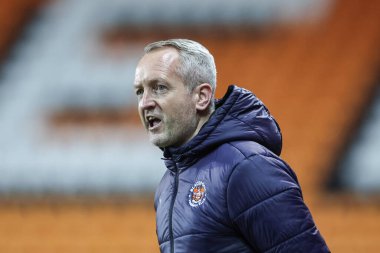 Blackpool 'un baş antrenörü Neil Critchley 30 Ocak 202' de Bloomfield Road, Blackpool 'da oynanan Blackpool-Bolton Wanderers maçında takımına talimat verdi.