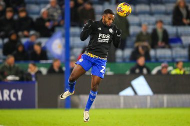 Leicester City 'den Ricardo Pereira, 30 Ocak 202' de King Power Stadyumu, Leicester, İngiltere 'de oynanan Sky Bet Şampiyonası karşılaşması öncesinde oynanan maç öncesi ısınma maçında topa liderlik ediyor.