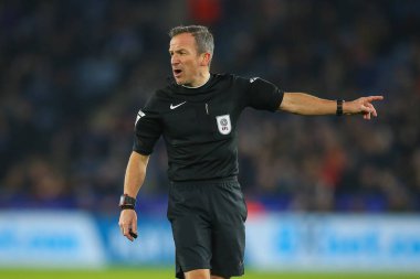 Hakem Keith Stroud 30 Ocak 202 'de King Power Stadyumu' nda Leicester City ile Swansea City arasındaki Sky Bet Şampiyonası maçında talimat veriyor.