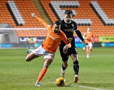 Blackpool 'dan CJ Hamilton ve Bolton Wanderers' dan Jack Iredale, 30 Ocak 202 'de Bloomfield Road, Blackpool' da oynanan Bristol Street Motors Quarter Final Maçı 'nda top için mücadele ediyorlar.