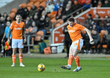 Blackpool 'dan Matty Virtue, Bristol Street Motors Kupa Çeyreği Finali' nde Bloomfield Road, Blackpool, İngiltere 'de oynanan Blackpool-Bolton Wanderers maçında pas veriyor.