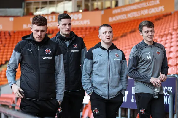Blackpool 'dan Sonny Carey Blackpool' dan Oliver Casey Blackpool 'dan Shayne Lavery ve Blackpool' dan Dannen Francis, Bloomfield Road, Blackpool, Birleşik Kingd 'daki Blackpool Bolton Wanderers' a karşı oynanan Bristol Street Motors Kupası final maçı sırasında geldiler.