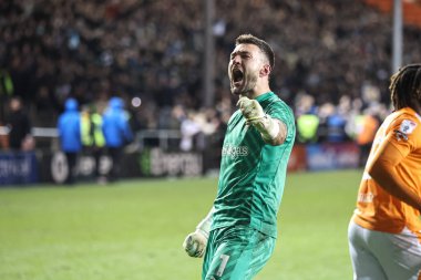 Blackpool 'lu ceza kurtaran kahraman Richard O' Donnell, 30 Ocak 202 'de Bloomfield Road, Blackpool' da oynanan Bristol Street Motors Şampiyonası çeyrek final maçında taraftarlarıyla penaltılarda kazandığı galibiyeti kutluyor.