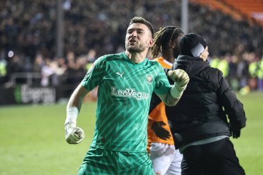 Blackpool 'lu ceza kurtaran kahraman Richard O' Donnell, 30 Ocak 202 'de Bloomfield Road, Blackpool' da oynanan Bristol Street Motors Şampiyonası çeyrek final maçında taraftarlarıyla penaltılarda kazandığı galibiyeti kutluyor.