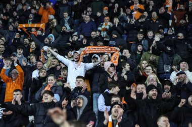 Blackpool taraftarları, 30 Ocak 202 'de Bloomfield Road, Blackpool, İngiltere' de oynanan Blackpool-Bolton Wanderers maçında Bristol Street Motors Kupa Çeyreği final maçında penaltılarda kazandığı galibiyeti kutladı.