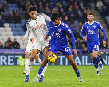 Swansea City 'den Ben Cabango ve Leicester City' den Arjan Raikhy 30 Ocak 202 'de King Power Stadyumu' nda Leicester City ile Swansea City arasındaki Gökyüzü İddia Şampiyonası maçında top için mücadele ediyorlar.