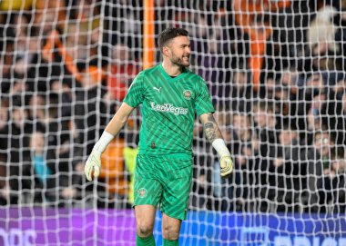 Blackpool 'dan Richard O' Donnell, 30 Ocak 202 'de Bloomfield Road, Blackpool' da oynanan Bristol Street Motors Quarter Final maçında ilk penaltı kurtarışını kutluyor.