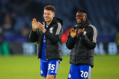 Leicester City 'den Kasey McAteer ve Leicester City' den Patson Daka, 30 Ocak 202 'de King Power Stadyumu' nda Leicester City ile Swansea City arasındaki Sky Bet Şampiyonası maçının sonunda taraftarları alkışlıyor.