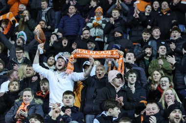 Blackpool taraftarları, 30 Ocak 202 'de Bloomfield Road, Blackpool, İngiltere' de oynanan Blackpool-Bolton Wanderers maçında Bristol Street Motors Kupa Çeyreği final maçında penaltılarda kazandığı galibiyeti kutladı.