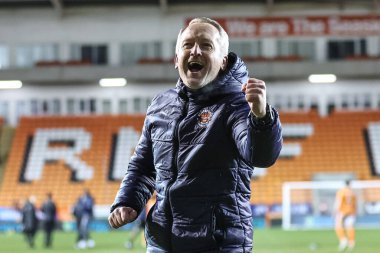 Blackpool 'un baş antrenörü Neil Critchley, 30 Ocak 202' de Bloomfield Road, Blackpool, Birleşik Krallık 'ta oynanan Bristol Street Motors Quarter Final maçında taraftarlarıyla galibiyeti kutluyor.