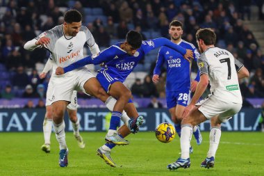 Swansea City 'den Ben Cabango ve Leicester City' den Arjan Raikhy 30 Ocak 202 'de King Power Stadyumu' nda Leicester City ile Swansea City arasındaki Gökyüzü İddia Şampiyonası maçında top için mücadele ediyorlar.